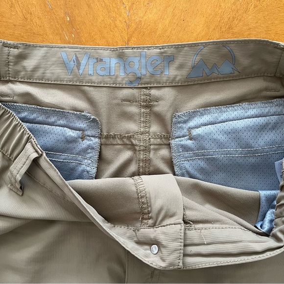 3/$30 Wrangler Shorts Mens Size 40 Khaki zip pockets Athletic Golf Tan Elastic - Picture 4 of 10